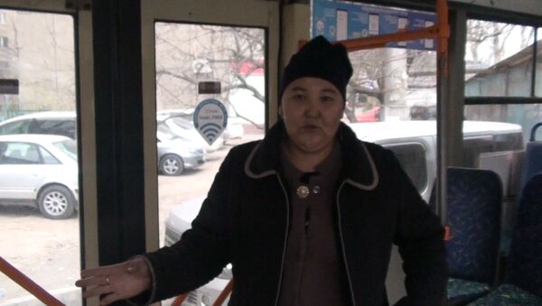 Мужчина с ножом в Бишкеке — подробности от водителя троллейбуса. Видео - Sputnik Кыргызстан