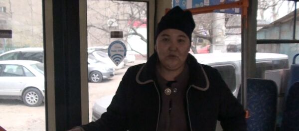 Элге бычак шилтеди... Светлана өзү айдаган троллейбустагы окуяны айтып берди. Видео - Sputnik Кыргызстан