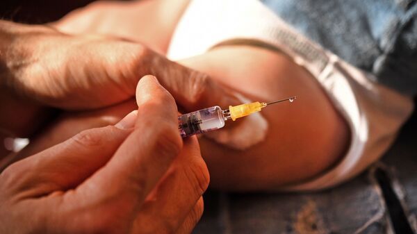 Врач готовиться ввести вакцину ребенку. Архивное фото - Sputnik Кыргызстан