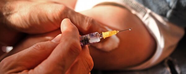 Врач готовиться ввести вакцину ребенку. Архивное фото - Sputnik Кыргызстан