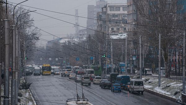 Автомобильное движение на перекрестке улица Юсупа Абдрахманова и Джоомарта Боконбаева во время снегопада в Бишкеке - Sputnik Кыргызстан