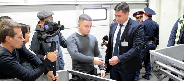 Неизвестный просит перевезти его посылку — соцэксперимент в аэропорту Алматы - Sputnik Кыргызстан