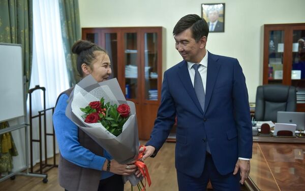 Азиз Суракматов вручил Светлане Тургунбаевой именные часы мэрии - Sputnik Кыргызстан