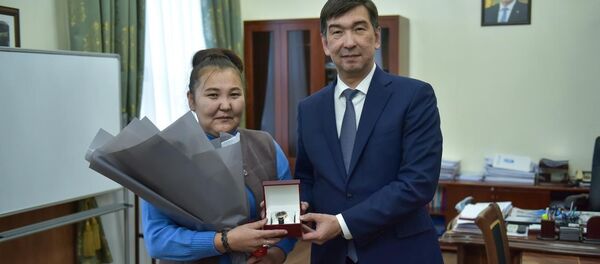 Мэр Бишкека Азиз Суракматов поблагодарил сотрудников милиции, задержавших мужчину с ножом, а также водителя троллейбуса № 2, сообщившую о преступнике Мэр Бишкека Азиз Суракматов поблагодарил сотрудников милиции, задержавших мужчину с ножом, а также водителя троллейбуса № 2, сообщившую о преступнике - Sputnik Кыргызстан