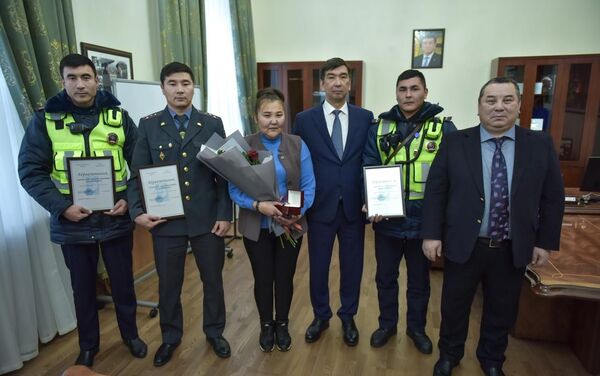 Мэр Бишкека Азиз Суракматов поблагодарил сотрудников милиции, задержавших мужчину с ножом, а также водителя троллейбуса № 2, сообщившую о преступнике - Sputnik Кыргызстан