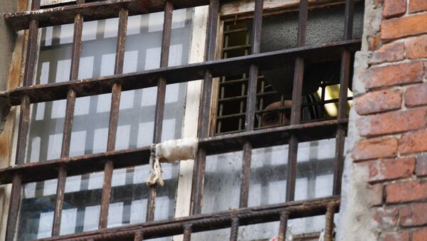 Заключенный СИЗО смотрит в окно. Архивное фото - Sputnik Кыргызстан