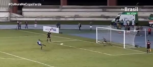 Футболист исполнил самый нелепый пенальти и лишил команду кубка. Видео - Sputnik Кыргызстан