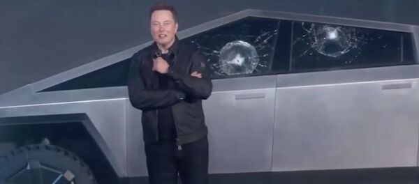 Бронированное стекло нового пикапа Tesla треснуло прямо на презентации. Видео - Sputnik Кыргызстан