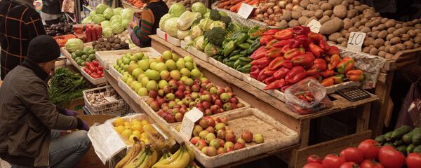 Продажа овощей и фруктов рынке. Архивное фото - Sputnik Кыргызстан