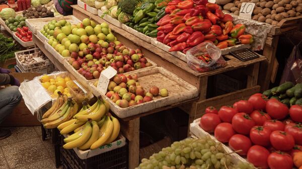 Продажа овощей и фруктов рынке. Архивное фото - Sputnik Кыргызстан