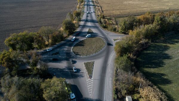Перекресток с кольцевым движением на трассе в Чуйской области - Sputnik Кыргызстан