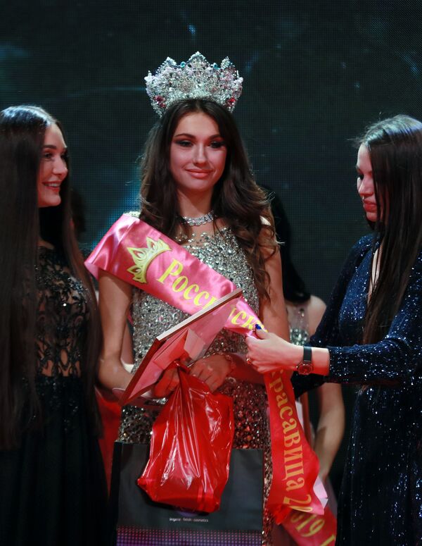 Победительница конкурса красоты Российская Красавица 2019 Алина Рудакова на церемонии награждения - Sputnik Кыргызстан
