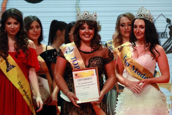 Победительница конкурса красоты Топ Модель PLUS 2019 на церемонии награждения - Sputnik Кыргызстан