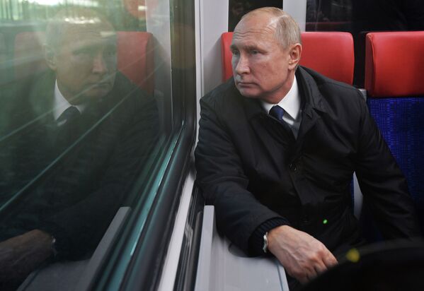 Президент РФ В. Путин принимает участие в церемонии открытия движения по МЦД - Sputnik Кыргызстан