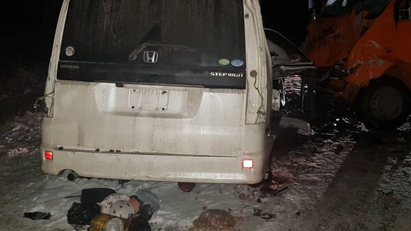 Последствия ДТП Mercedes Sprinter и Honda Stepwgn в Жайыльском районе - Sputnik Кыргызстан