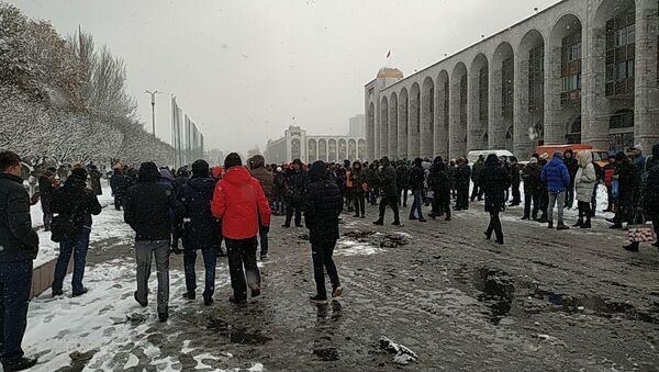 Мирная акция против коррупции и воровства у здания Жогорку Кенеша - Sputnik Кыргызстан