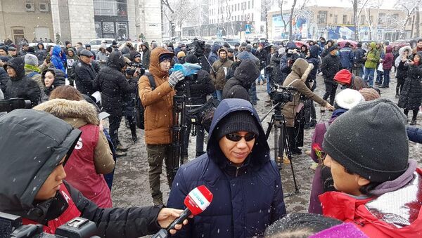 Мирная акция против коррупции и воровства у здания Жогорку Кенеша - Sputnik Кыргызстан