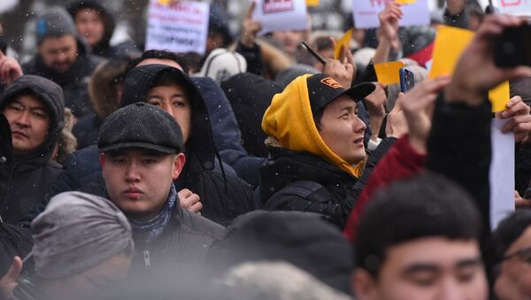 Бишкектин борборундагы тынчтык митингинин катышуучулары - Sputnik Кыргызстан