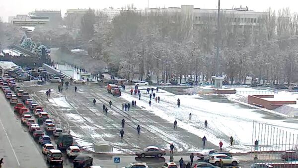 Митинг на площади Ала-Тоо. Скриншот с сайта live.saimanet.kg. - Sputnik Кыргызстан