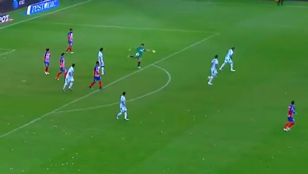 Невероятно! В Мексике вратарь забил гол ударом через все поле — видео - Sputnik Кыргызстан