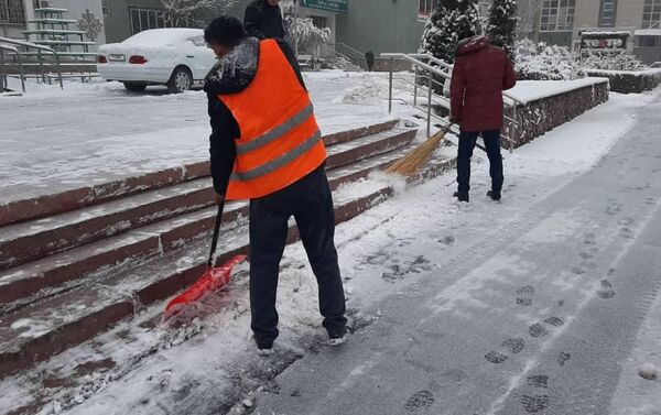 Очищают трассы, тротуары, прибордюрные части остановок. - Sputnik Кыргызстан