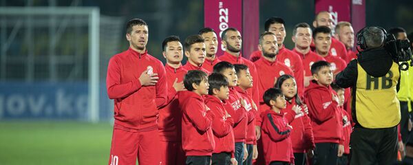 Сборная Кыргызстана по футболу во время озвучивания гимна до матча Кыргызстан — Таджикистан в Бишкеке, в рамках группового этапа Чемпионата мира 2022 года Сборная Кыргызстана по футболу во время озвучивания гимна до матча Кыргызстан — Таджикистан в Бишкеке, в рамках группового этапа Чемпионата мира 2022 года - Sputnik Кыргызстан