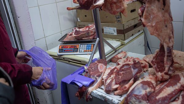 Продажа мяса на Ортосайском рынке Бишкека - Sputnik Кыргызстан