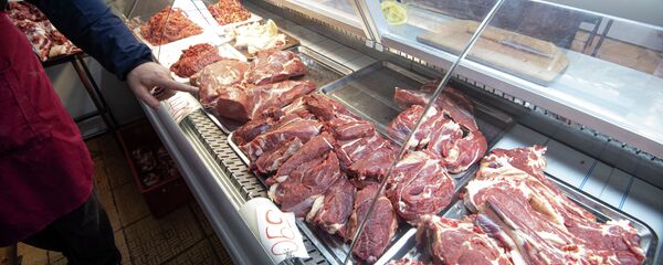 Продажа мяса на одном из рынков Бишкека. Архивное фото Продажа мяса на одном из рынков Бишкека. Архивное фото - Sputnik Кыргызстан