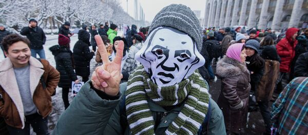 Участники митинга против коррупции у здания Жогорку Кенеша в Бишкеке Участники митинга против коррупции у здания Жогорку Кенеша в Бишкеке - Sputnik Кыргызстан