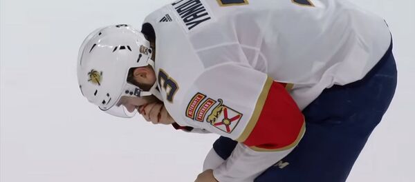 Тогуз тишинен ажыраптыр. Америкалык хоккейчинин кан түкүргөн видеосу - Sputnik Кыргызстан
