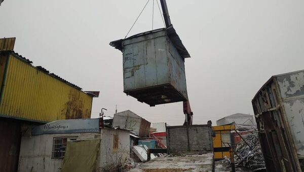 Мэрия Бишкека продолжает сносить незаконные объекты, несмотря на холод - Sputnik Кыргызстан