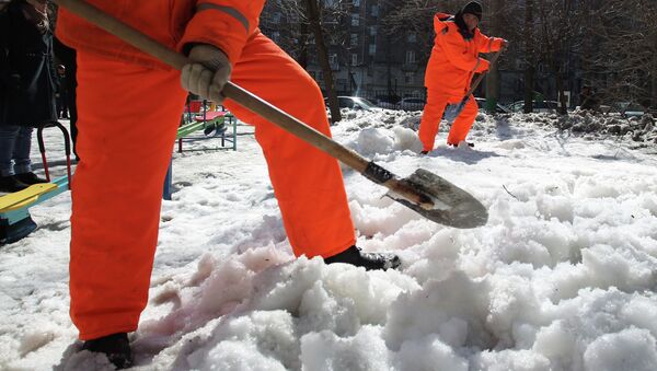 Сотрудники коммунальных служб убирают снег во дворе одного из домов в Москве. Архивное фото - Sputnik Кыргызстан