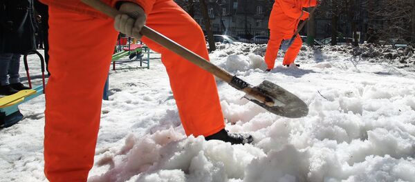 Сотрудники коммунальных служб убирают снег во дворе одного из домов в Москве. Архивное фото - Sputnik Кыргызстан