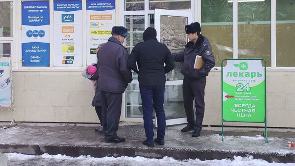 Сотрудники милиции у входа в банк на пересечении улиц Сухэ-Батора и Юнусалиева, который был ограблен  - Sputnik Кыргызстан