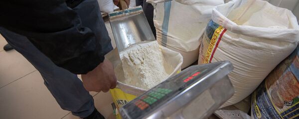 Продажа муки на Ортосайском рынке Бишкека. Архивное фото - Sputnik Кыргызстан