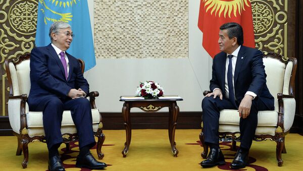 Президент Кыргызстана Сооронбай Жээнбеков на встрече с казахстанским коллегой Касымом-Жомартом Токаевым - Sputnik Кыргызстан