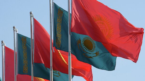 Флаги Кыргызстана и Казахстана. Архивное фото - Sputnik Кыргызстан