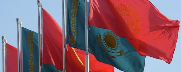 Флаги Кыргызстана и Казахстана. Архивное фото - Sputnik Кыргызстан