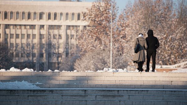 Мужчина и женщина идут по площади Ала-Тоо в Бишкеке. Архивное фото - Sputnik Кыргызстан