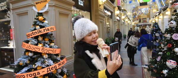 Цифровая елка международного информационного агентства и радио Sputnik на первой линии ГУМа в Москве - Sputnik Кыргызстан
