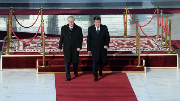 Президент КР Сооронбай Жээнбеков встречает президента Казахстана Касыма-Жомарта Токаева прибывшего в Кыргызстан с государственным визитом - Sputnik Кыргызстан