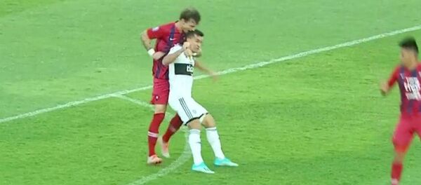 Футболист ударил соперника головой, как Зидан, а потом укусил — видео - Sputnik Кыргызстан