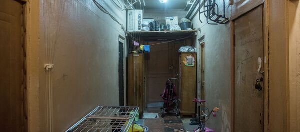 В коридоре коммунальной квартиры. Архивное фото - Sputnik Кыргызстан