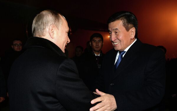 В аэропорту Бишкека главу РФ встретил президент Сооронбай Жээнбеков - Sputnik Кыргызстан