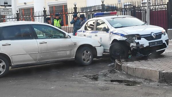 В центре Бишкека легковой автомобиль врезался в машину патрульной милиции - Sputnik Кыргызстан