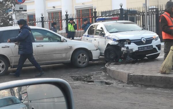 На фото видно, что у милицейского авто повреждены левая сторона бампера и колесо - Sputnik Кыргызстан