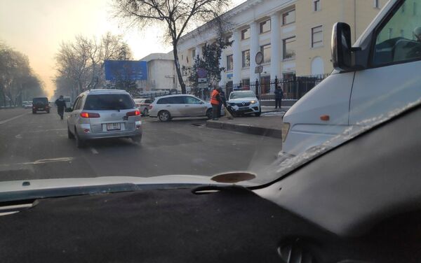 Бишкектин чок ортосунда жеңил унаа кайгуул милициясынын автокөлүгүн сүзүп алды - Sputnik Кыргызстан