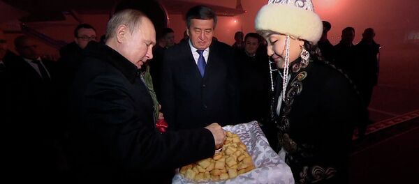 Как Путина встречали в аэропорту Бишкека — видео - Sputnik Кыргызстан