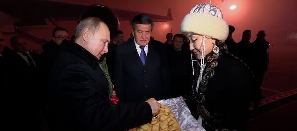 Путинди тосуп алган тумандуу Бишкек. Видео - Sputnik Кыргызстан