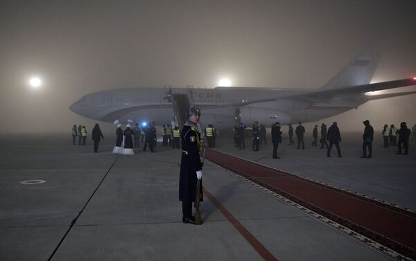 Глава РФ Владимир Путин приземлился в аэропорту Бишкека на своем Ил-96 - Sputnik Кыргызстан
